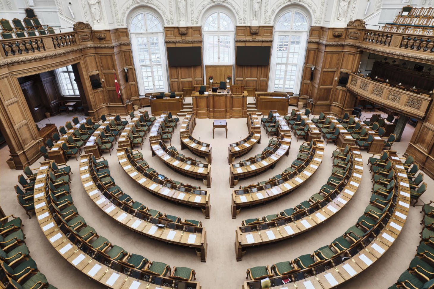 Folketingssalen, Politik, Lovforslag