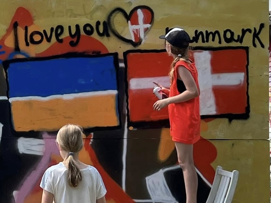 Danske og ukrainske børn maler budskabet 'I love you Denmark' – et symbol på taknemmelighed i Hillerød