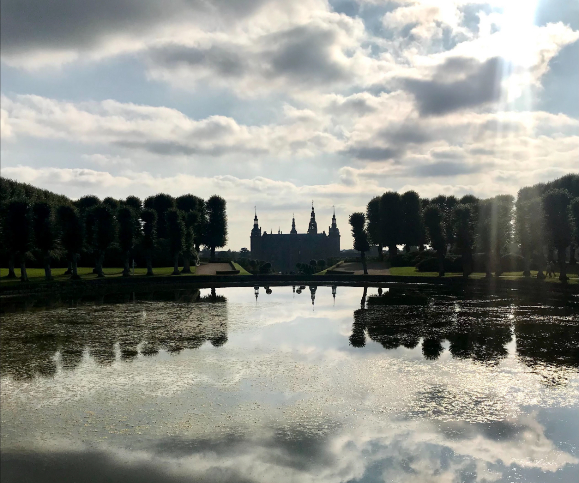 Slothaven i solskin med Frederiksborg Slot i baggrunden. Foto: Mariia Erstad-Reuss